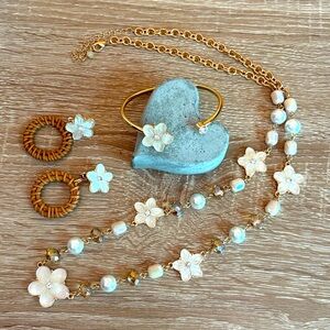 NIB Avon Blossom Breeze Jewelry Set – Necklace, Earrings & Bracelet